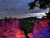 Nachtaufnahme Mägdeberg mit farbig angeleuchteten Burgmauern, Juli 2020
