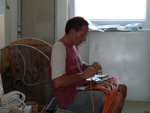Martin Hägele beim Erstellen eines Netzwerkpatchfeldes