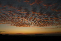 Oeange Schäfchenwolken nach dem Sonnenuntergang im Hegau