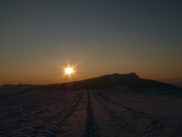 Winterlicher Sonnenaufgang über dem Hohenstoffel / Hegau