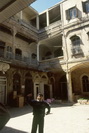 Come and look: Im Innenhof einer Karawanserei in Aleppo